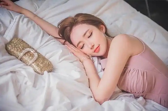 小众韩系掌柜长腿女新成熟情感外套冲锋衣透视频2025新成熟