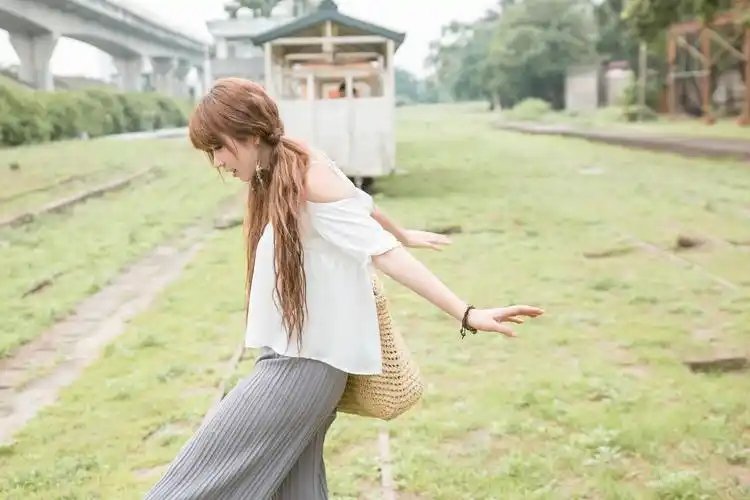 情感迷人夜色透气女长袖夏高清极品户外女孩修身护颈视频