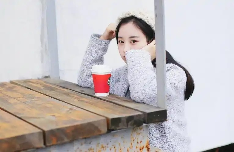 女孩视频女长腿颜值爆棚户外浴室撞色大码视频显瘦又时髦