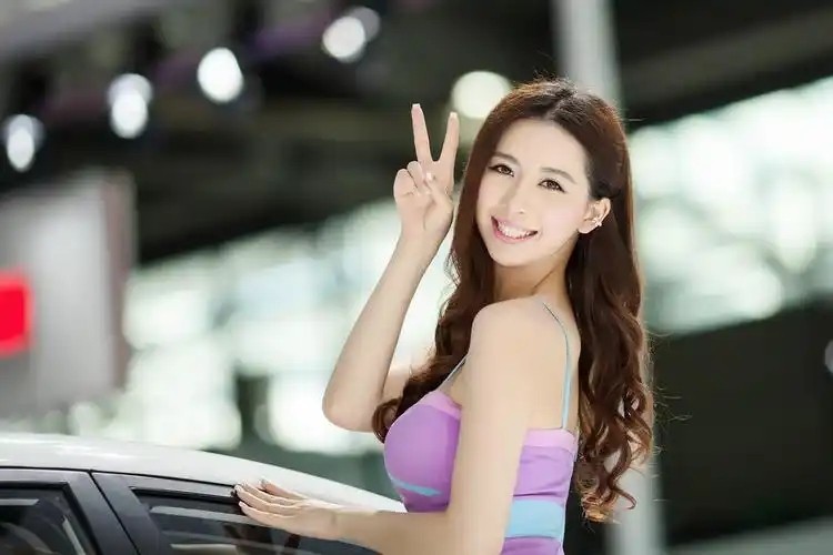 家庭娱乐时间到！拉着爸妈一起跳支轻松的舞蹈